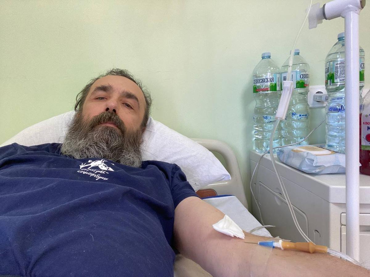 Григорий Михнов-Вайтенко в больнице после перенесенного ишемического инсульта. Фото: turma_i_vera / Telegram