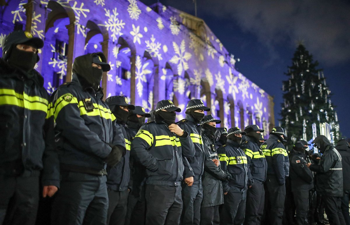 Полиция перекрывает улицу во время акции протеста, Тбилиси, Грузия, 14 декабря 2024 года. Фото: David Mdzinarishvili / EPA-EFE