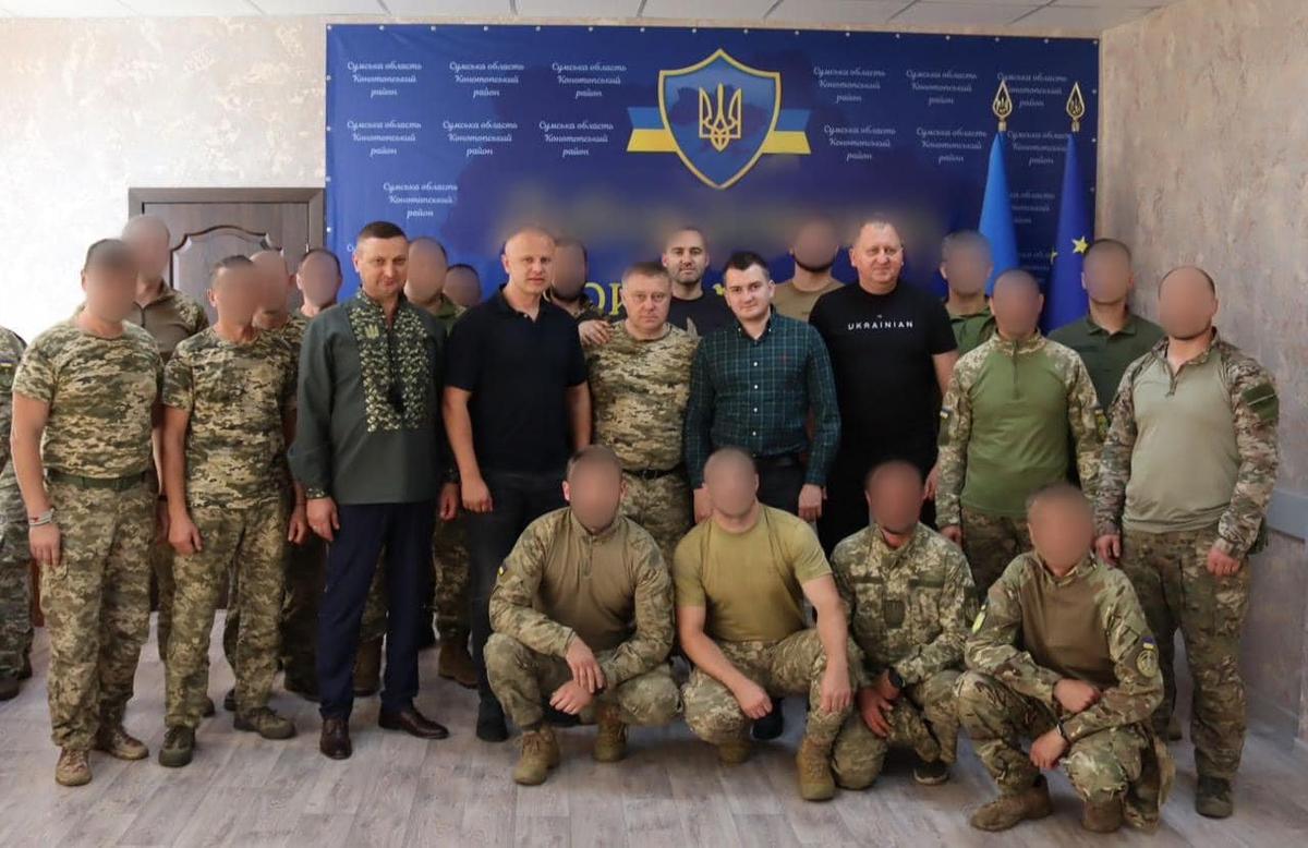 Александр Лысенко и военнослужащие одного из батальонов Сумской области. Фото:  Facebook