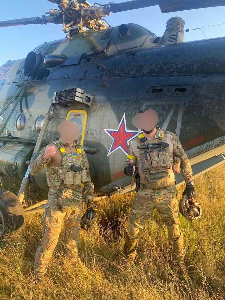 Военные на фоне угнанного вертолета. Фото: Артем Шевченко