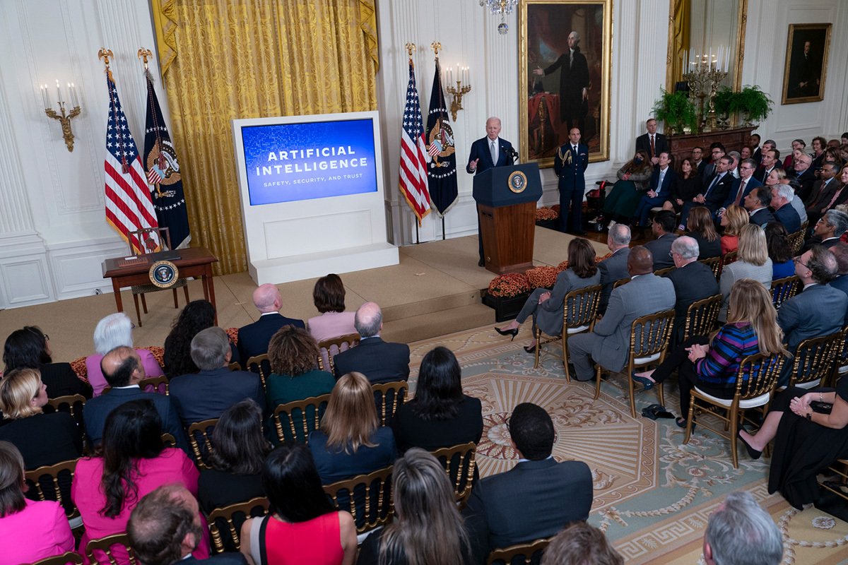 Президент США Джо Байден на мероприятии в Белом доме, посвященном искусственному интеллекту 30 октября 2023 г. Фото: Chris Kleponis / CNP / Splash News / Vida Press