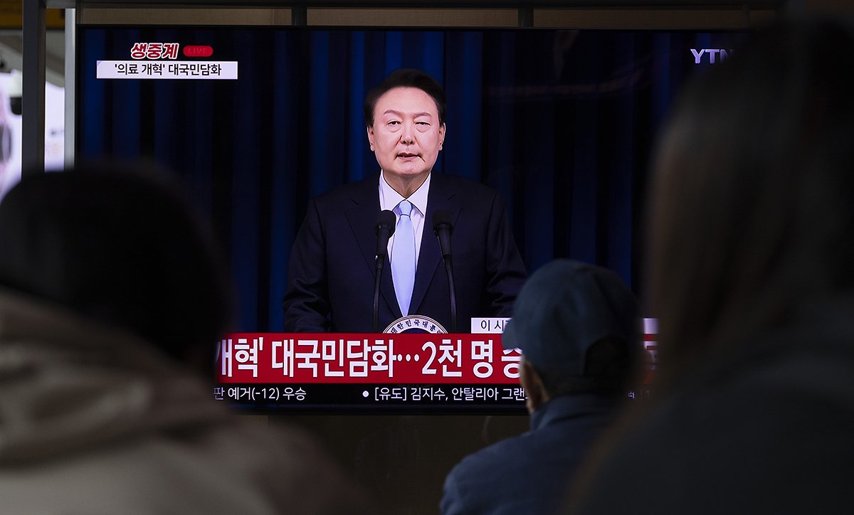Люди смотрят обращение президента Южной Кореи Юн Сок Ель к нации с речью о медицинской реформе по сеульскому телевидению, Южная Корея, 1 апреля 2024 года. Фото: Jeon Heon-Kyun / EPA-EFE