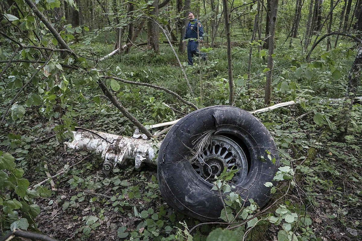 Russian emergency service workers inspect the crash site of a Sukhoi Superjet 100 plane that crashed near the village of Apraksino in the Moscow region, 12 July 2024. Photo: Maxim Shipenkov / EPA-EFE