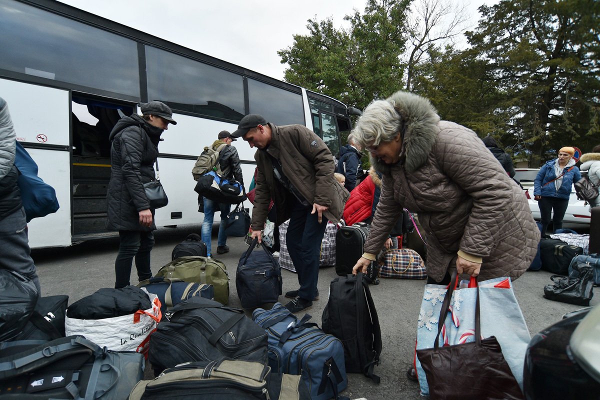 Эвакуированные из Херсона местные жители прибывают на железнодорожную станцию в Джанкое, Крым, 21 октября 2022 года. Фото: Stringer / EPA-EFE