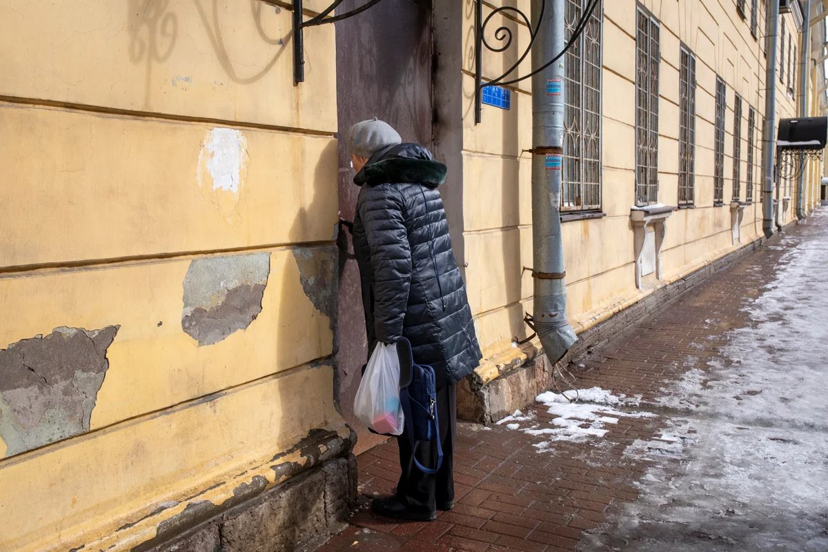 Olga Shcheglova bringing a package to Skobov in a pretrial detention centre. Photo: Dmitry Tsyganov