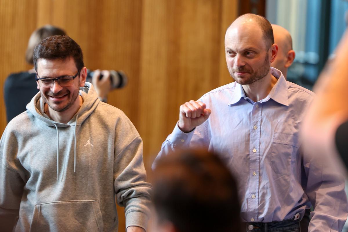 Ilya Yashin and Vladimir Kara-Murza after their release in Germany. Photo: EPA-EFE / CHRISTOPHER NEUNDORF