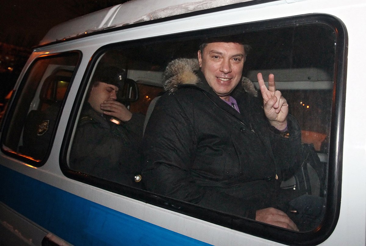 Boris Nemtsov tregon largimin nga qendra e ndalimit të përkohshëm në një minibus policie në Moskë, 15 janar 2011.  Foto: Sergey Chirikov / EPA
