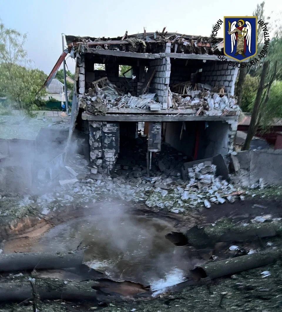 The Dnipro district of Kyiv. A hot water pipeline was damaged. Photo: Kyiv administration