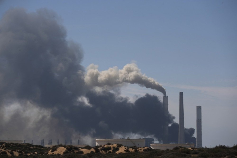 Клубы дыма возле электростанции в промышленном комплексе израильского города Ашкелон после запусков ракет из Газы, 7 октября 2023 года. Фото: EPA-EFE/ATEF SAFADI