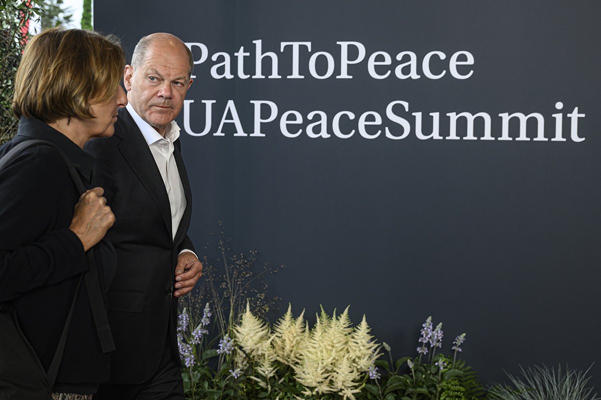 Федеральный канцлер Германии Олаф Шольц (справа) прибывает для участия в саммите по вопросам мира в Украине в Станстад близ Люцерна, Швейцария, 15 июня 2024 года. Фото: Alessandro Urs Flueeler / EPA-EFE