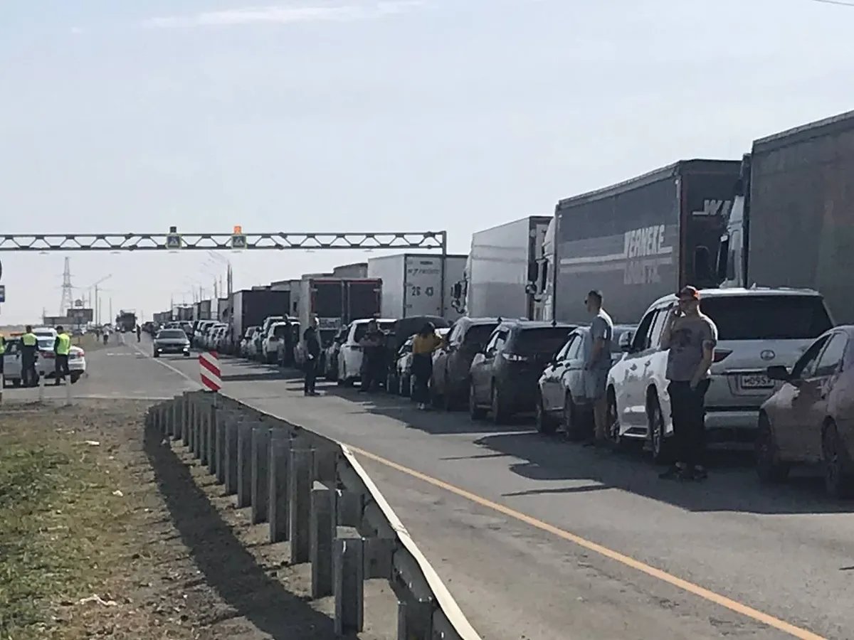 The queue on the border. Photo: social media