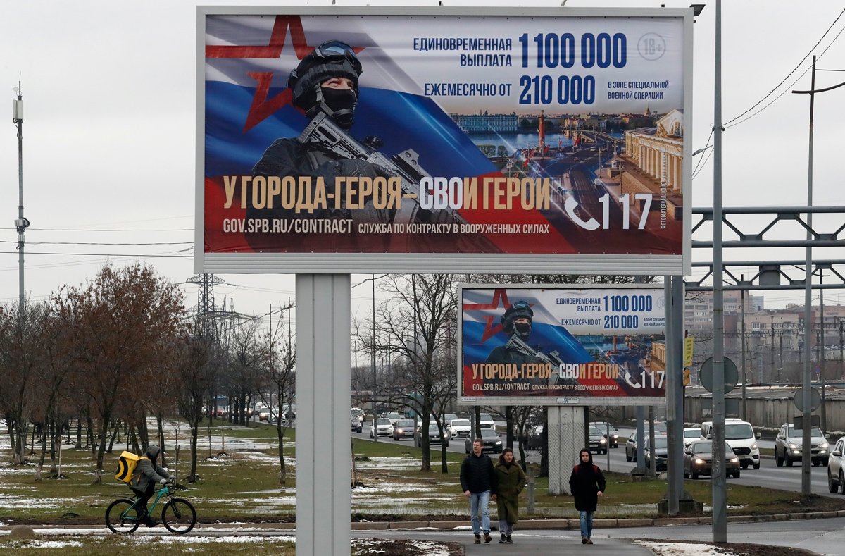 Реклама военной службы по контракту, Санкт-Петербург, 6 апреля 2024 года. Фото: Анатолий Мальцев / EPA-EFE