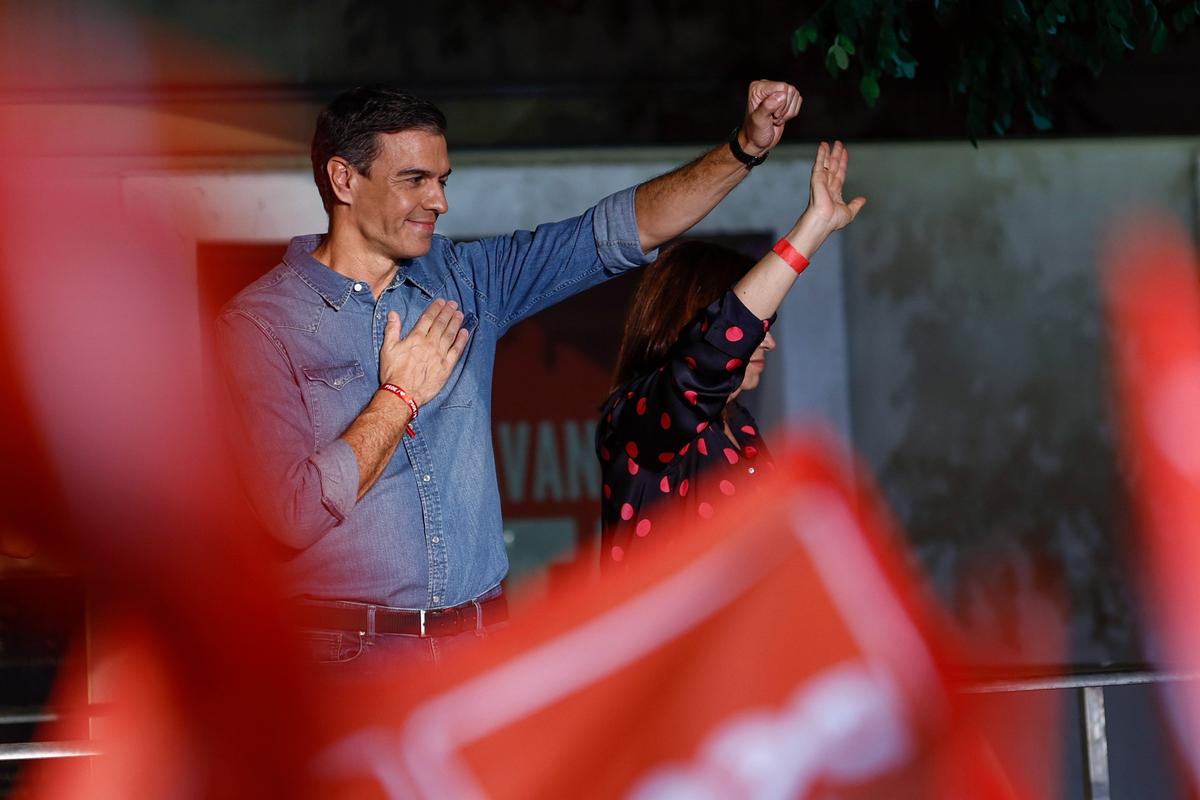 Премьер-министр Педро Санчес приветствует сторонников перед подведением итогов парламентских выборов. Фото: EPA-EFE / Rodrigo Jimenez
