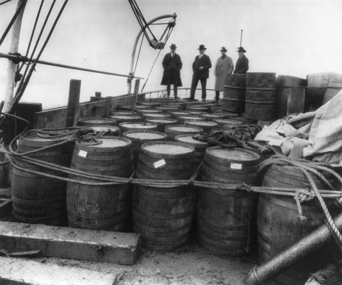 Агенты береговой охраны осматривают бочки с ромом, 1924 год. Фото: loc.gov