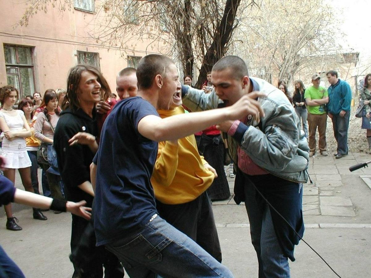 Выступление группы «Вегатив» с хитом «Быть скинхедом» во дворе факультета Филологии и Журналистики Иркутского государственного университета в поддержку инициативы «Еда вместо бомб», 2004 год