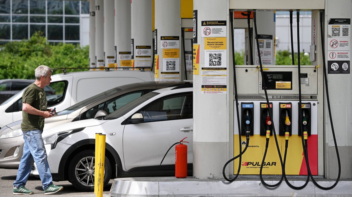 Rekordne cene bencina A-95 v Rusiji zaradi napadov z droni in omejitev izvoza