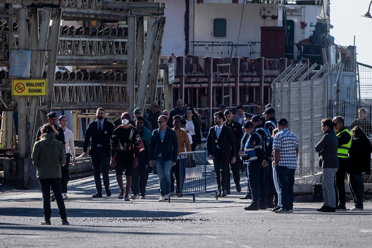 Një anije e marinës italiane dërgon emigrantët e parë, kërkesat e të cilëve për azil do të trajtohen në Shqipëri dhe jo në Itali, në portin e Shëngjinit, Shqipëri, 16 tetor 2024. Foto: Alessandro Serrano / AGF / SIPA / Scanpix / LETA