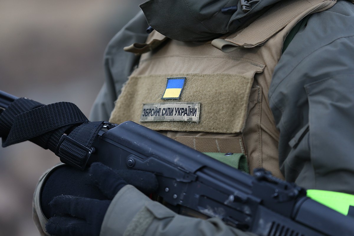 Украинский военнослужащий с оружием, 16 февраля 2023 года. Фото: Adam Vaughan / EPA-EFE