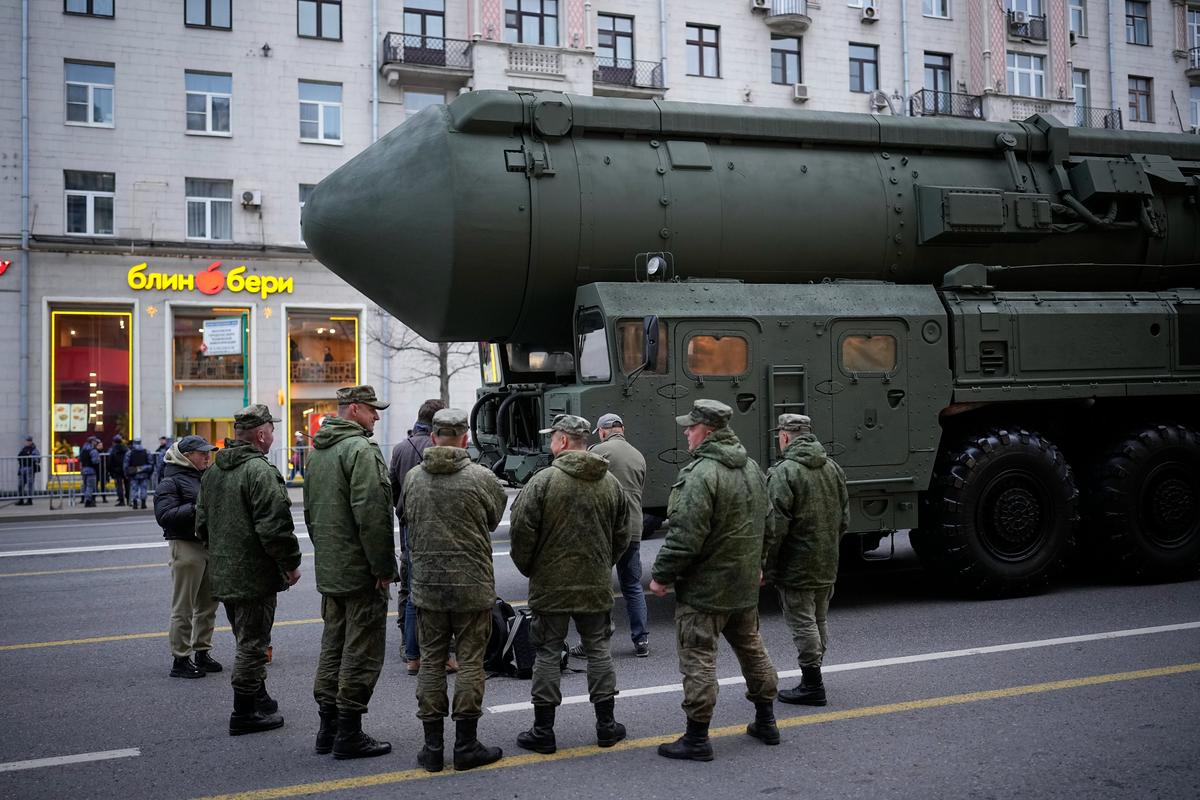 Солдаты возле российской баллистической ракеты. Фото: Александр Земляниченко / AP / Scanpix