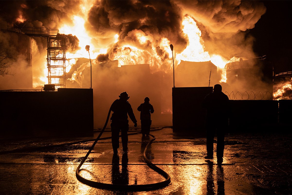 Пожарные работают после удара дроном по нефтебазе в Харькове, Харьков, Украина, 10 февраля 2024 года. Фото: Яков Ляшенко / EPA-EFE