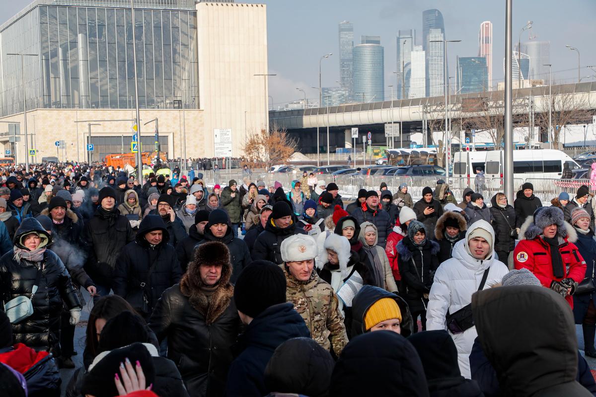 Люди собираются на митинг-концерт «Слава защитникам Отечества», посвященный Дню защитника Отечества, на стадионе «Лужники» в Москве, Россия, 22 февраля 2023 года. Фото: EPA-EFE/MAXIM SHIPENKOV