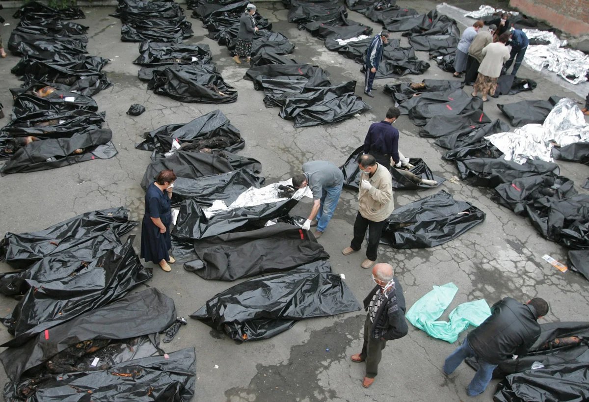 The bodies of victims of the Beslan school terrorist attack in the yard of a morgue in Vladikavkaz, 5 September 2004. Photo: Sergey Chirikov / EPA