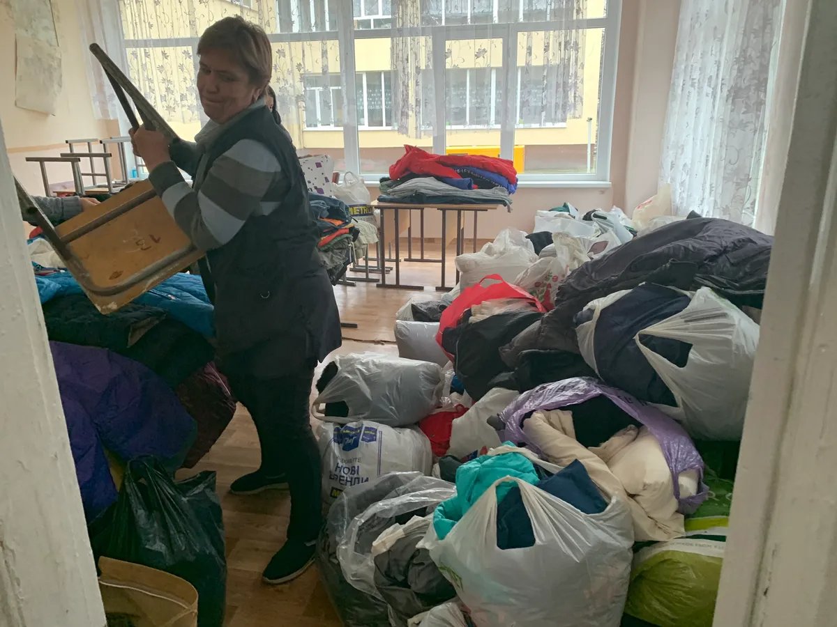 A crisis centre to help out those affected was set up at the school, teachers are carrying bags with warm clothes. Photo: Olga Musafirova, exclusively for Novaya Gazeta Europe