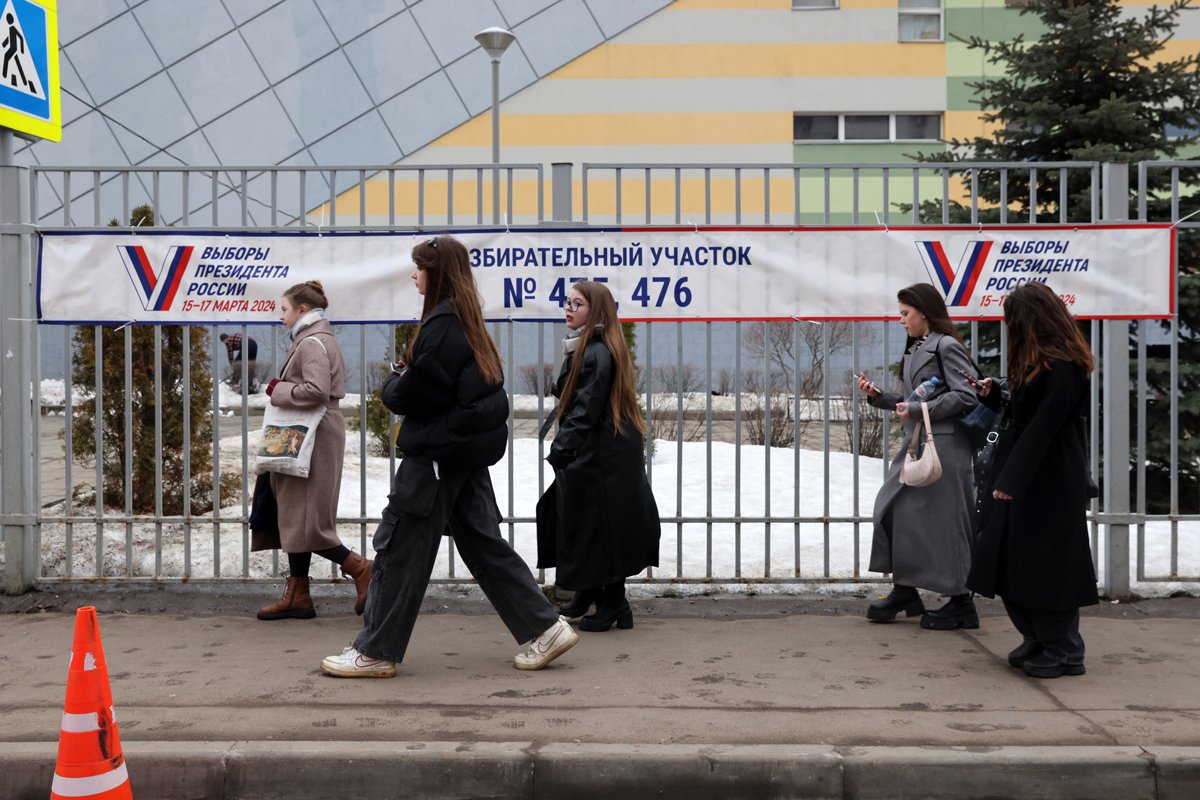 Люди идут у входа на избирательный участок в Москве, 17 марта 2024 года. Фото: Contributor / Getty Images