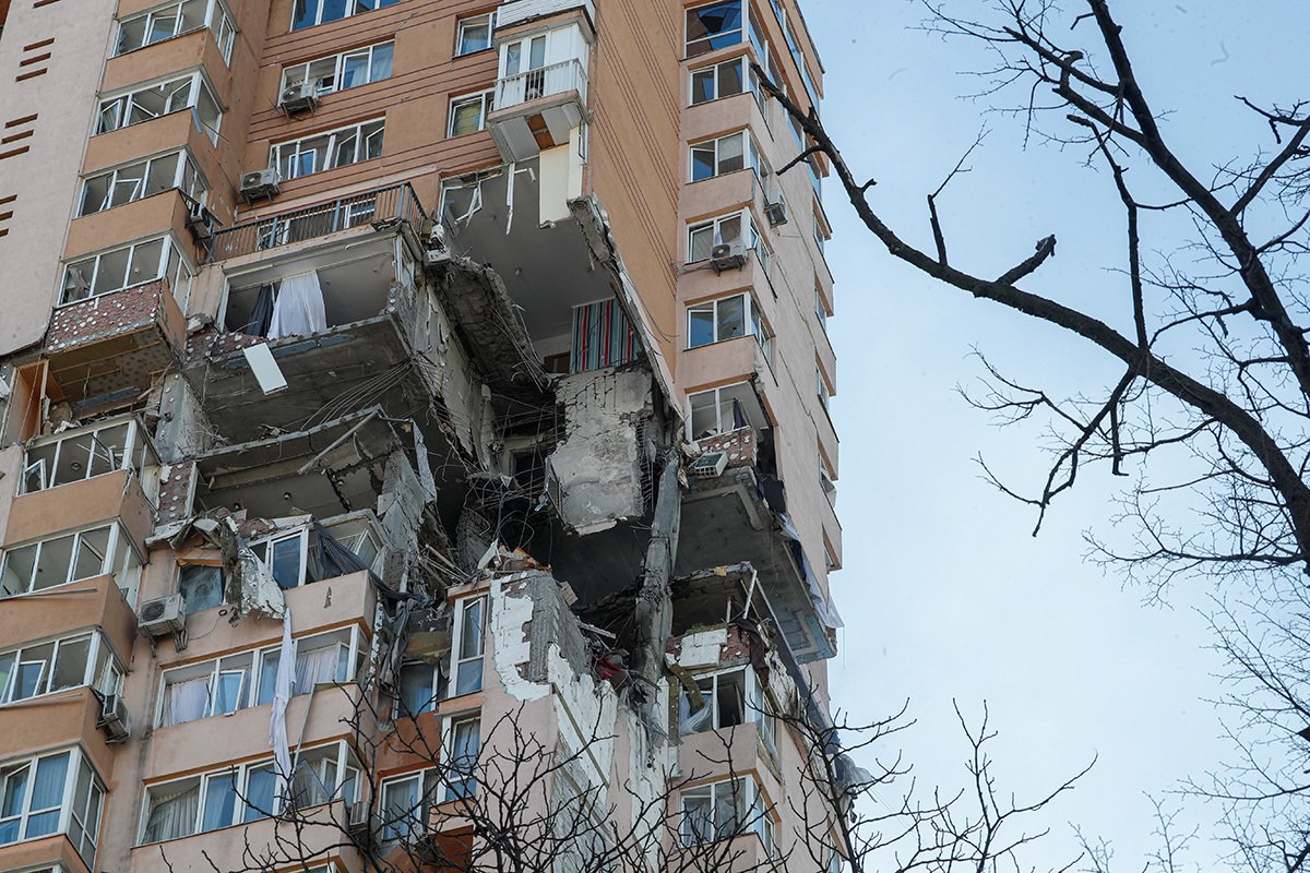 Повреждения в многоэтажном жилом доме после обстрела, Киев, Украина, 26 февраля 2022 года. Фото: Сергей Долженко / EPA-EFE