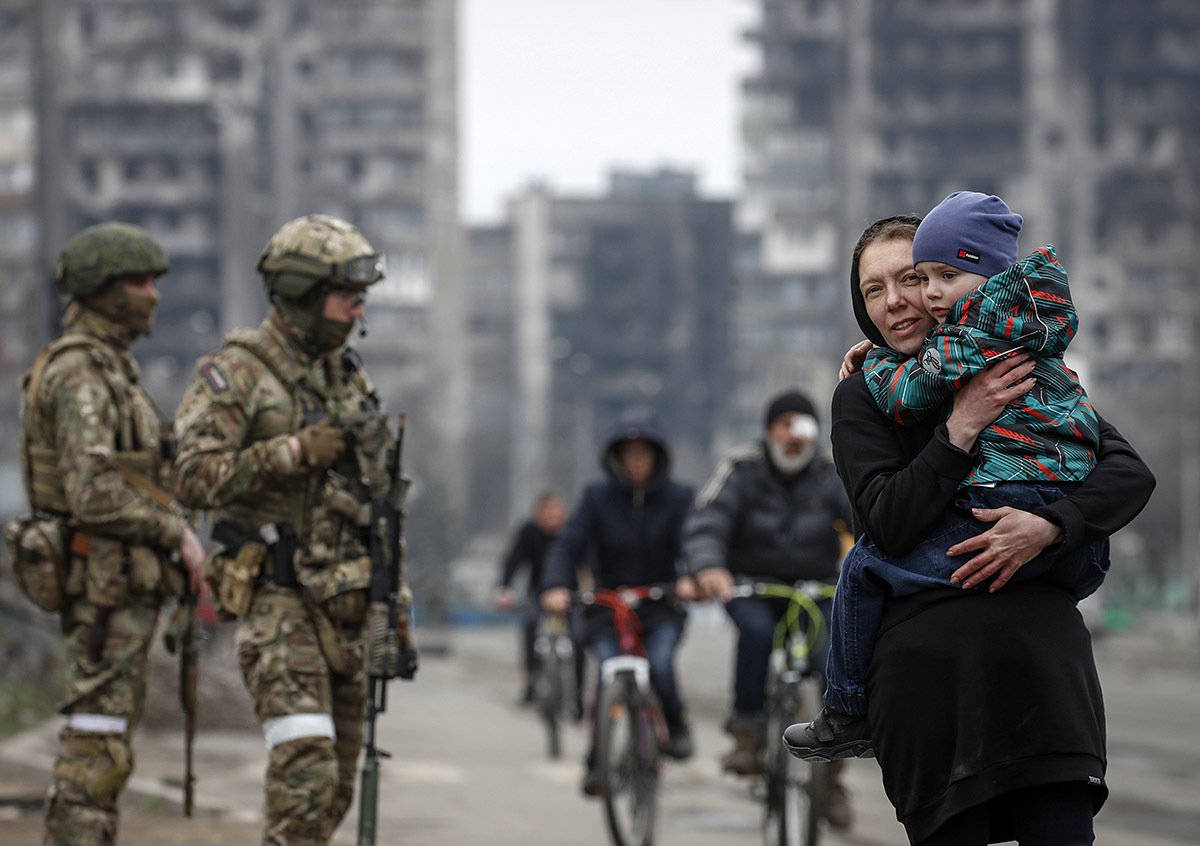 Местные жители стоят в очереди во время раздачи гуманитарной помощи в Мариуполе, Украина, 12 апреля 2022 года. Фото: Сергей Ильницкий / EPA-EFE