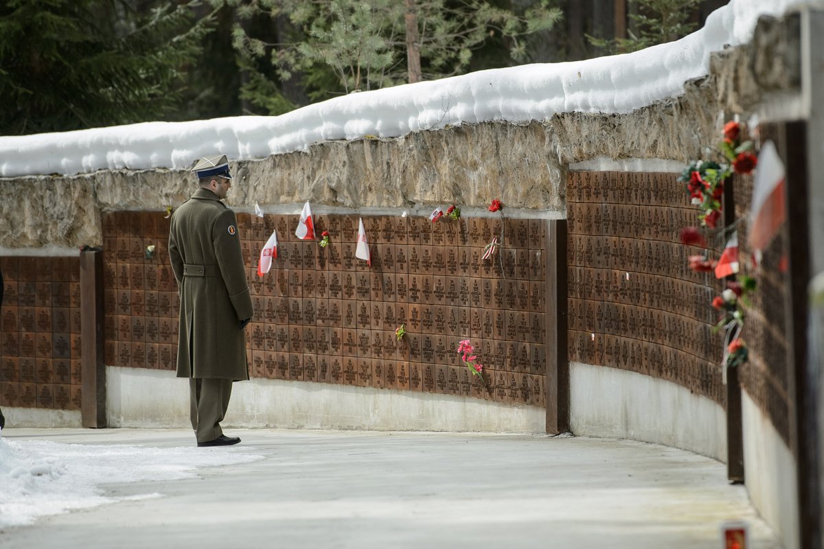 Польский солдат на польском военном кладбище в Катынском лесу, Россия, 10 апреля 2013 года. Фото: Wojciech Pacewicz / EPA-EFE