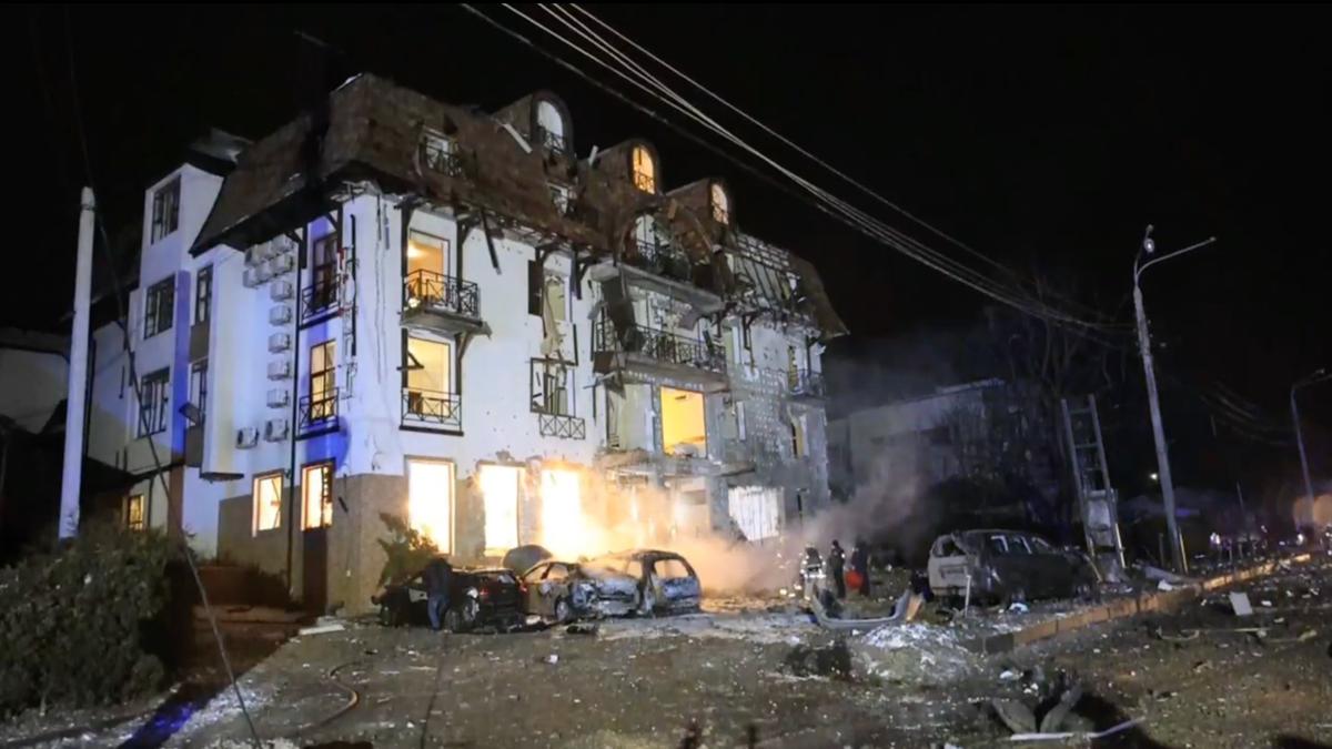 Обстрелянная гостиница в Харькове, фото: Главное управление госслужбы Украины по чрезвычайным ситуациям в Харьковской области