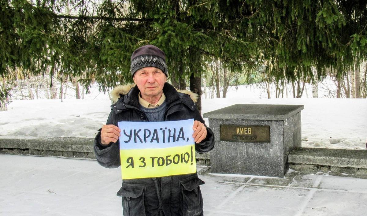 Виктор Казаков в одиночном пикете. Фото из личного архива