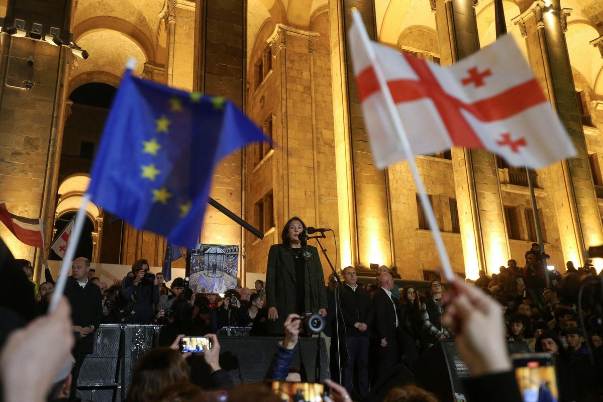 Президент Грузии Саломе Зурабишвили выступает на митинге перед грузинским парламентом, Тбилиси, 28 октября 2024 года. Фото: Irakli Gedenidze / Reuters / Scanpix / LETA