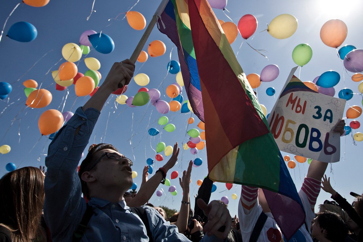 Активисты движения за права ЛГБТ принимают участие в митинге, посвященном Международному дню борьбы с гомофобией, на Марсовом поле в Санкт-Петербурге, 17 мая 2014 г. Фото: Валя Егоршин / NurPhoto / Corbis / Getty Images
