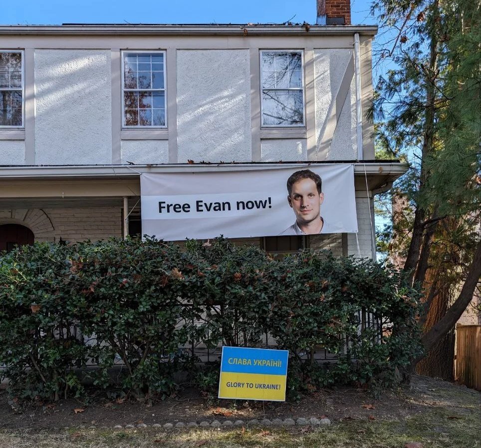 “Free Evan” poster, asking for release of WSJ journalist Evan Gershkovich, and the Ukrainian flag at the Russian embassy in Washington D.C. Photo sent by Novaya Europe subscribers