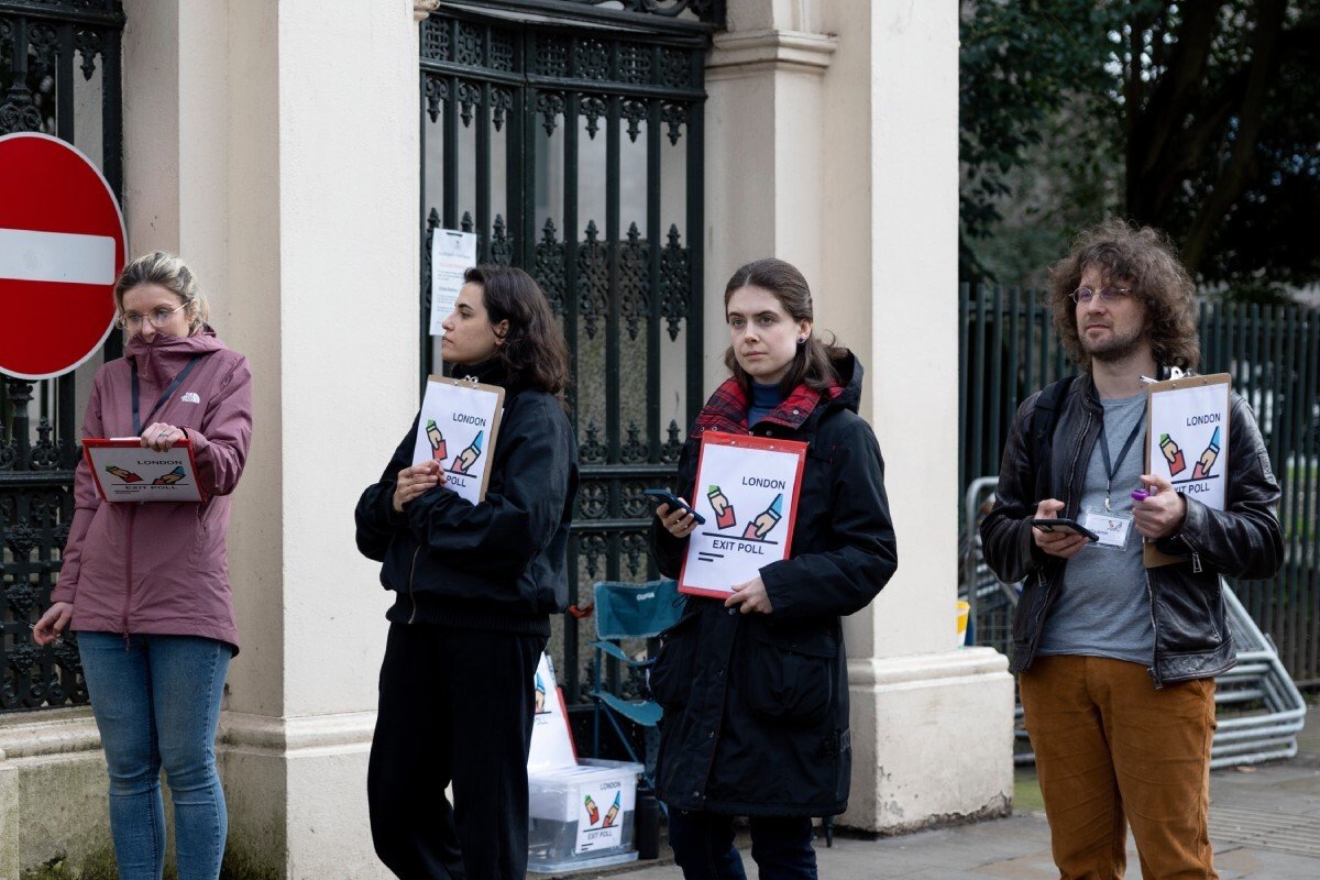 Волонтёры проекта «Голосуй за рубежом» около посольства России в Лондоне, 17 марта 2024 года. Фото: Hesther Ng / SOPA Images / LightRocket / Getty Images (edited)