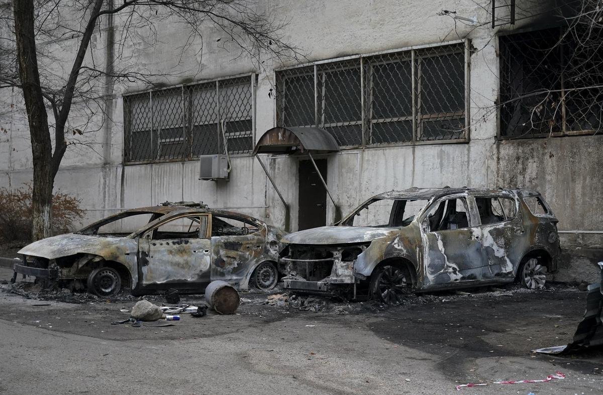 Сгоревшие автомобили после беспорядков в Алматы, 11 января 2022 года. Фото: Pavel Pavlov / Anadolu Agency / Getty Images