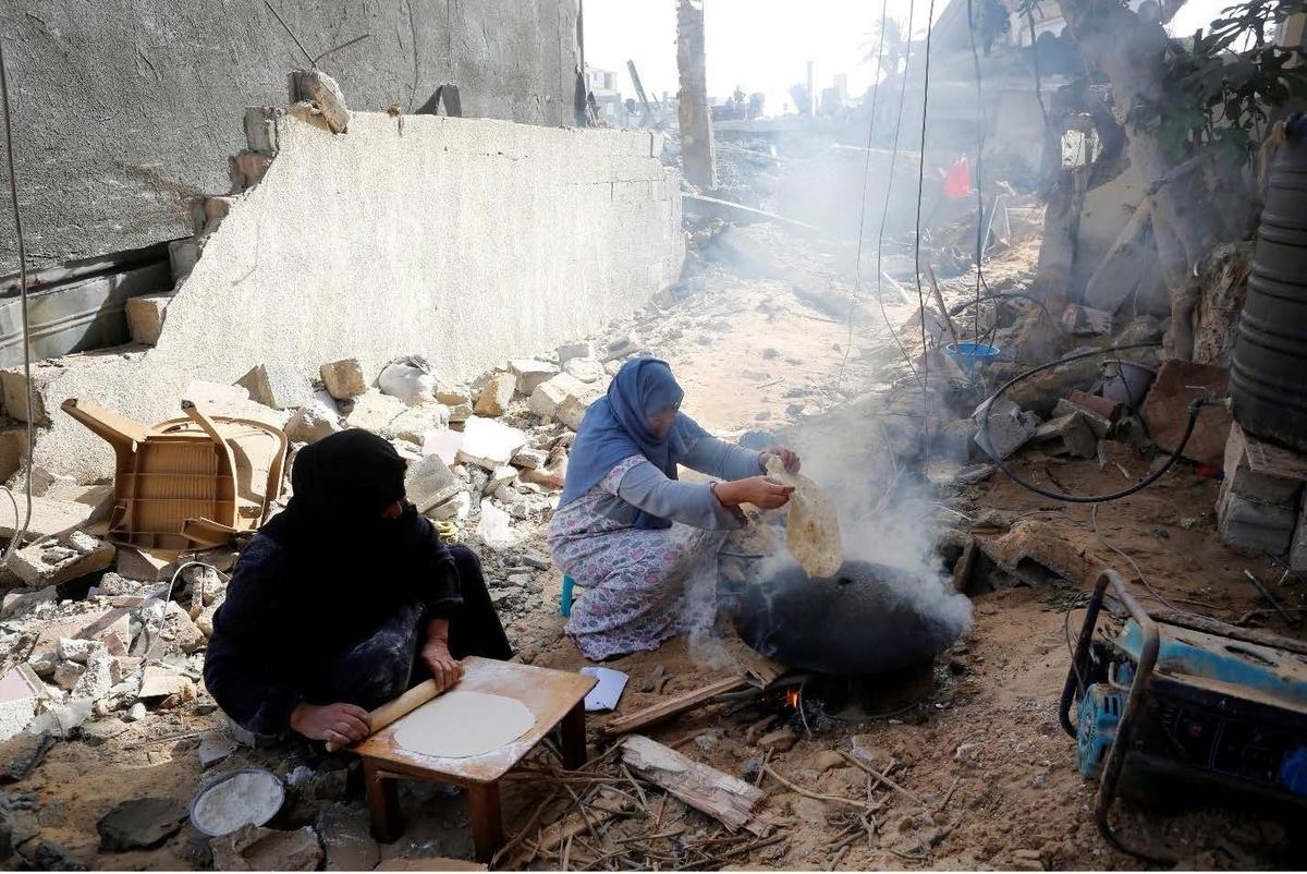 Разрушения и повседневная жизнь во время гуманитарной паузы, 26 ноября 2023 года. Хан-Юнис, Газа. Фото: БАПОР / Ашраф Амра