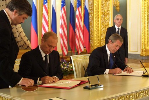 Владимир Путин и Джордж Буш подписывают Договор о сокращении наступательных потенциалов. Фото:  Wikimedia Commons , White House photo