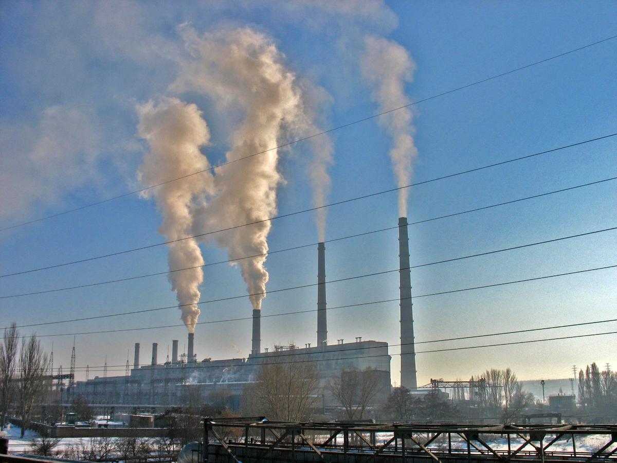 Приднепровская ТЭС (ГРЭС) — тепловая электростанция в Самарском районе города Днепра (жилмассив Приднепровск) на левом берегу Днепра. Фото:  Wikimedia Commons , CC BY-SA 4.0
