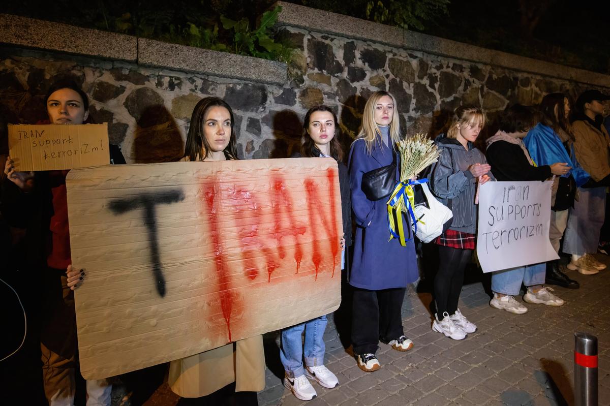 Протестующие у посольства Ирана в Киеве после удара беспилотника Shahed-136. Фото: Oleksii Chumachenko/ Getty Images