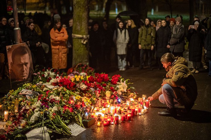 В Праге акция памяти Алексея Навального прошла на площади Бориса Немцова у российского посольства, 1 марта 2024 года. Фото: Martin Divisek / EPA-EFE