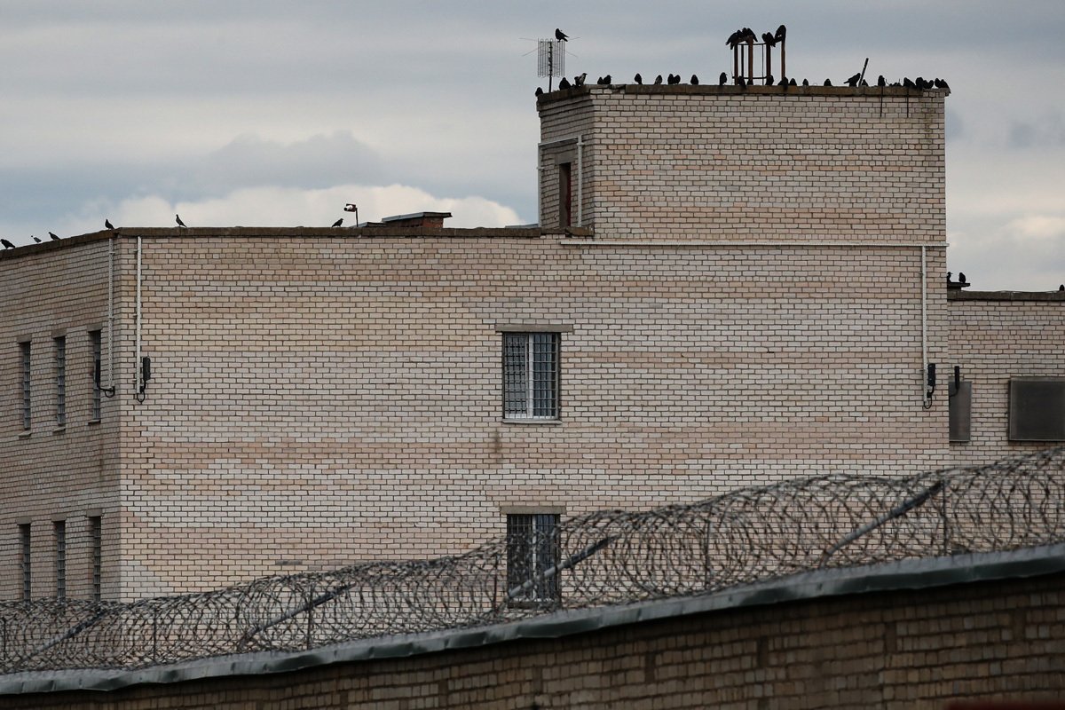 Вид на тюрьму, где содержатся люди, участвовавшие в протестах после президентских выборов, 13 августа 2020 года. Фото: Татьяна Зенькович / EPA-EFE