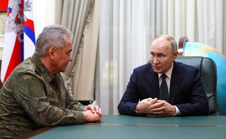 Сергей Шойгу (слева) и Владимир Путин (справа), фото: пресс-служба Минобороны РФ