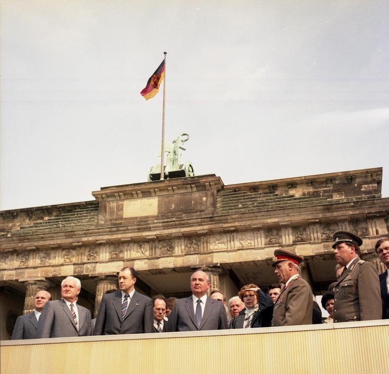 Михаил Горбачёв у Бранденбургских ворот. 1986 год. Фото: Wikipedia