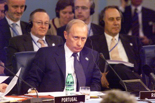 Владимир Путин на одном из саммитов   НАТО весной 2002 года. Фото:  Wikimedia Commons , CC BY 4.0