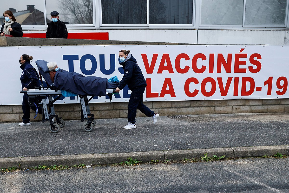 Пациентку перевозят на носилках в центр вакцинации против Covid-19, Париж, Франция, 8 февраля 2021 года. Фото: Thomas Samson / EPA-EFE