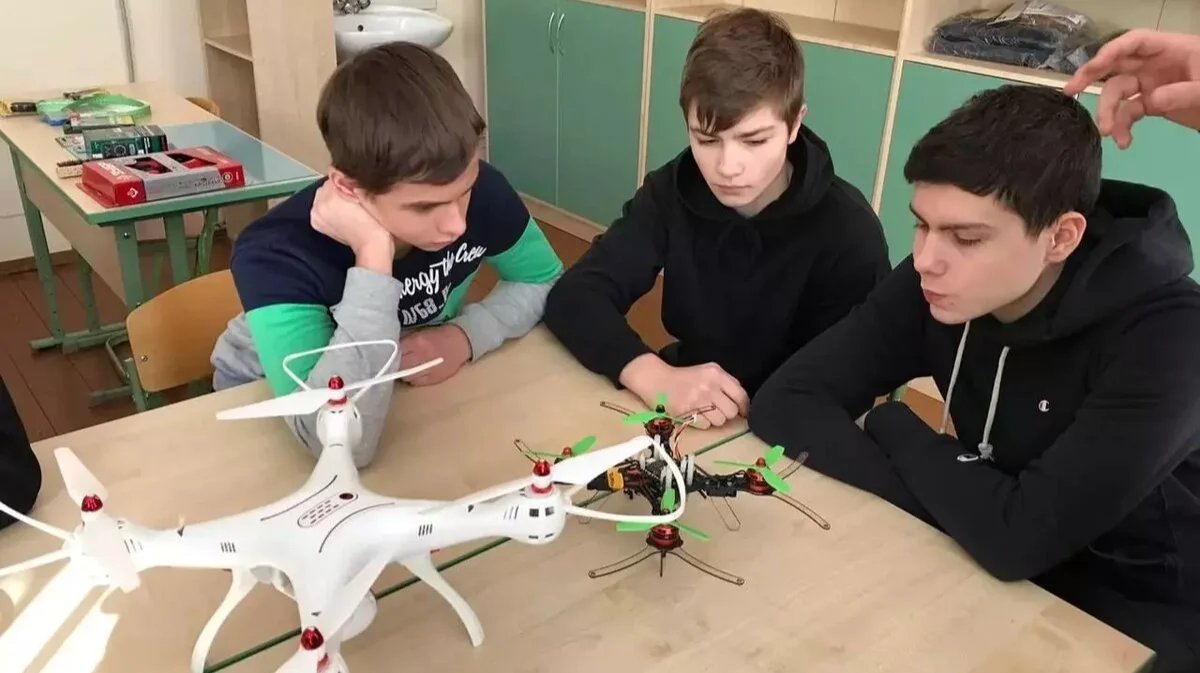 Russian school children study a drone. Photo: donetsk-news.ru