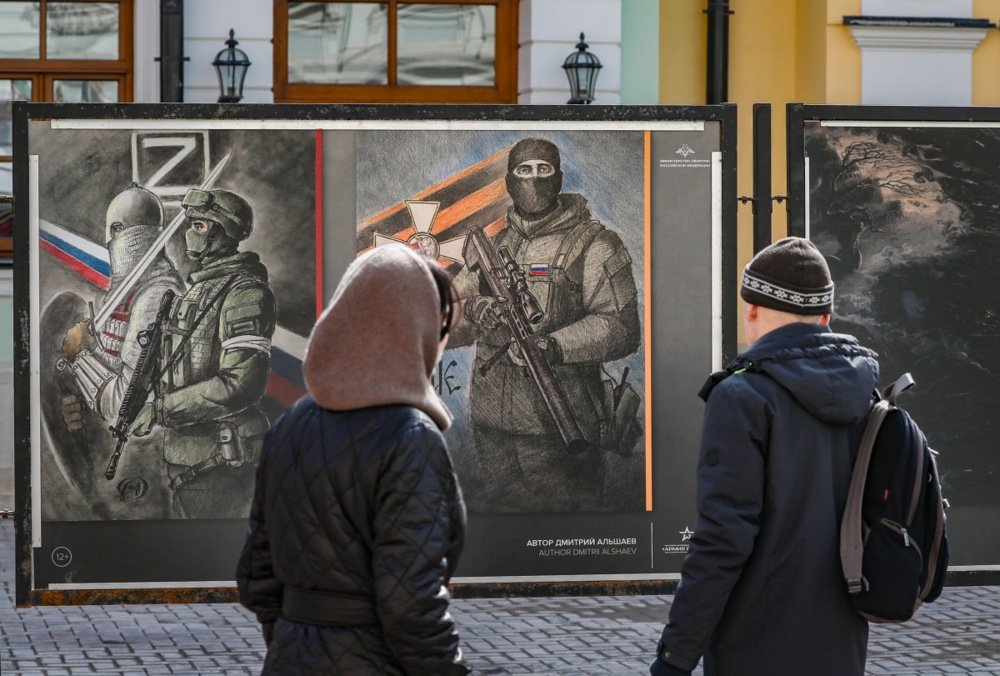 A street exhibition depicting Russian soldiers in Moscow, 5 April 2024. Photo: EPA-EFE/YURI KOCHETKOV